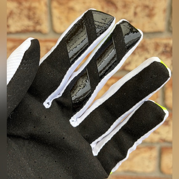 Gloves - Picture 9 of 9